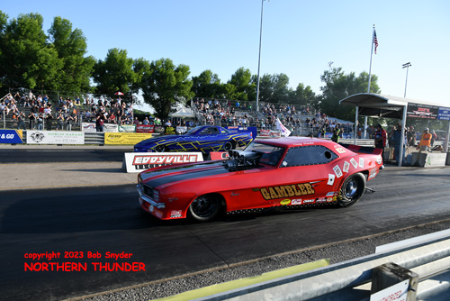 Casey Geeslin - 'The Gambler' (near lane) vs 
Steve Griboski - 'Mile-High Express' (far lane)